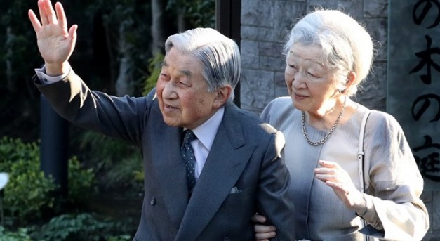 A japán császári pár búcsúja